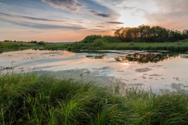 Yaz günbatımı manzarası nehir üzerinde