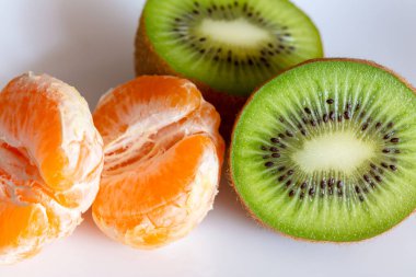 Masada mandalina ve kivi var.