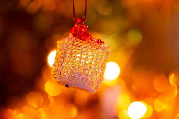 Noel ağacında asılı Noel oyuncağı