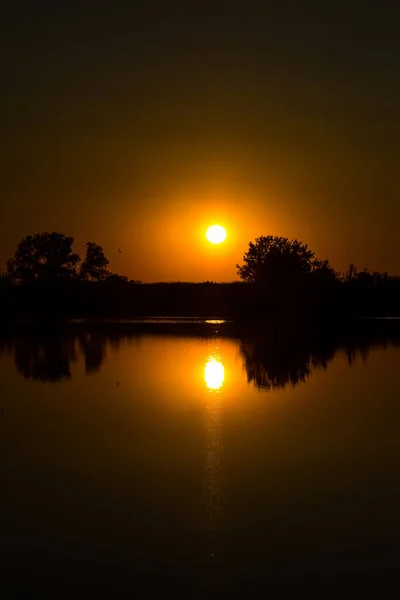 Spiegelung Der Sonne Fluss Bei Sonnenuntergang — Stockfoto