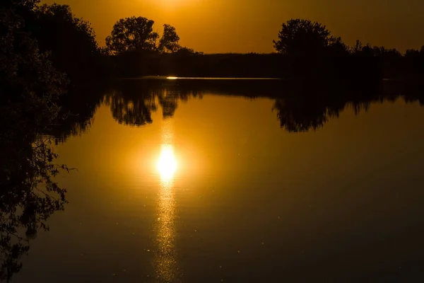 Pôr Sol Rio Com Reflexo Sol Água — Fotografia de Stock