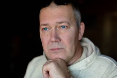 Düşünceli erkek portresi. Yakın plan.