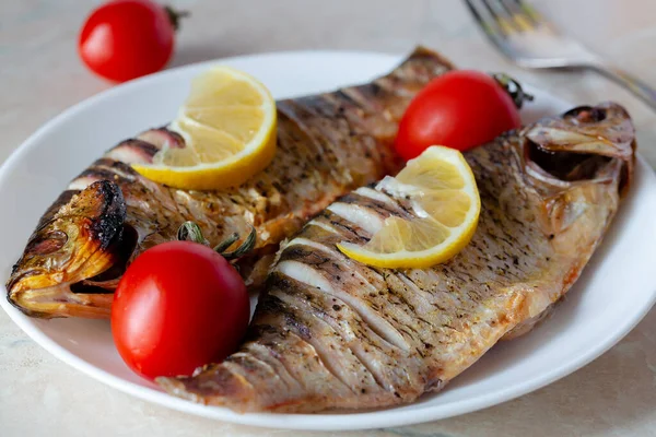 Limonlu ve domatesli kızarmış balık.