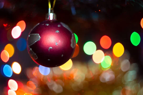 Weihnachtsspielzeug Auf Dem Weihnachtsbaum Auf Dem Hintergrund Von Bokeh — Stockfoto
