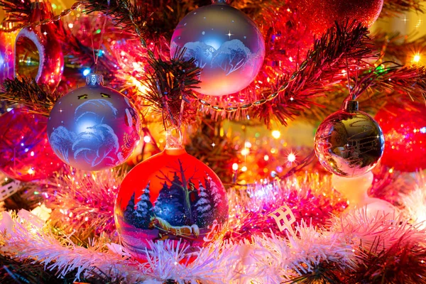 Χριστουγεννιάτικα Στολίδια Στο Χριστουγεννιάτικο Δέντρο — Φωτογραφία Αρχείου