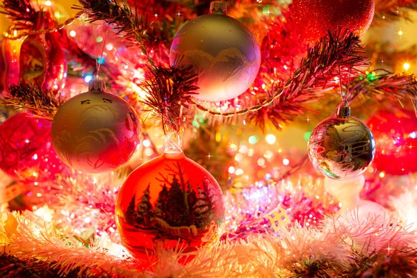 Χριστουγεννιάτικες Μπάλες Διακόσμησης Στο Χριστουγεννιάτικο Δέντρο — Φωτογραφία Αρχείου