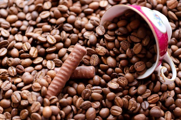 Kahve çekirdekleri masaya saçılmış.