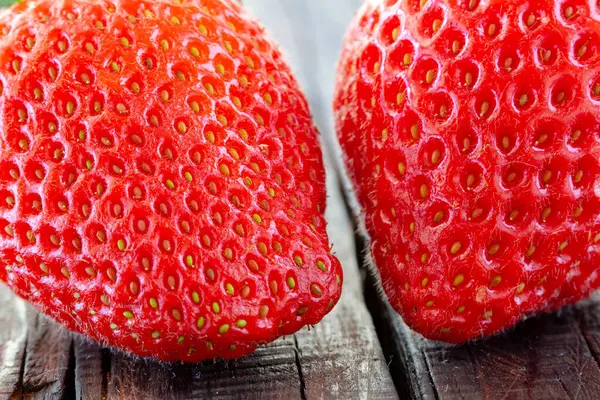 İki çilek kapanıyor.