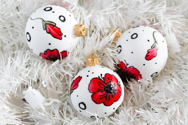 Kırmızı çiçekli beyaz Noel topları