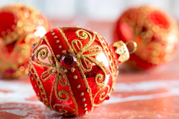 Altın desenli kırmızı Noel topları