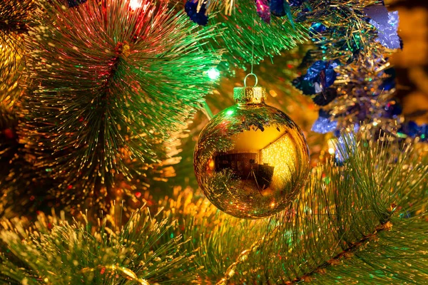 Goldene Weihnachtskugel Auf Einem Ast — Stockfoto