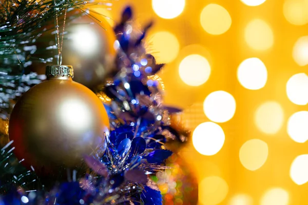 Weihnachtskugel Hängt Einem Ast Auf Dem Hintergrund Von Bokeh — Stockfoto