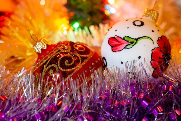 Kırmızı ve beyaz Noel topları