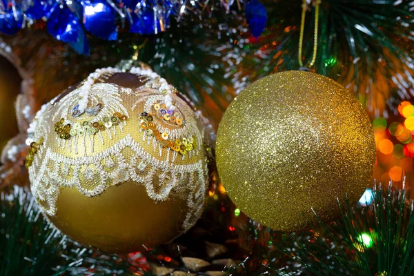 Noel ağacında iki altın top