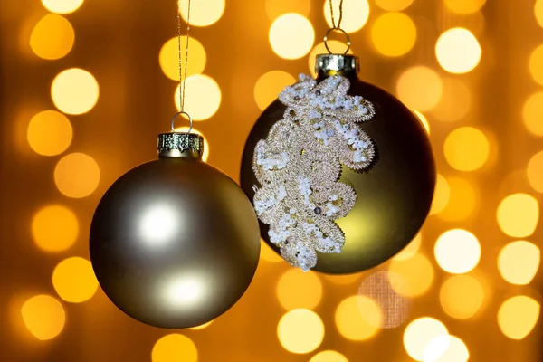 Goldene Weihnachtskugeln Auf Verschwommenem Hintergrund — Stockfoto