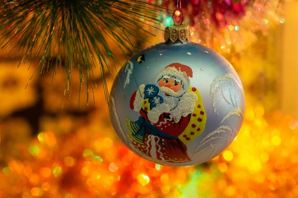 Χριστουγεννιάτικη Μπάλα Τον Άγιο Βασίλη Στο Χριστουγεννιάτικο Δέντρο — Φωτογραφία Αρχείου