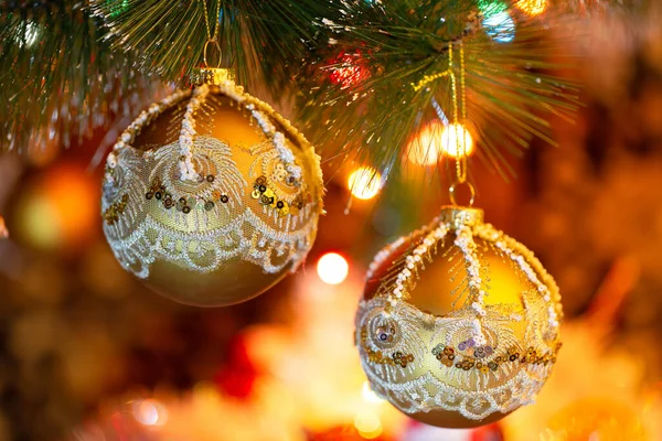 Zwei Goldene Weihnachtskugeln Weihnachtsbaum — Stockfoto