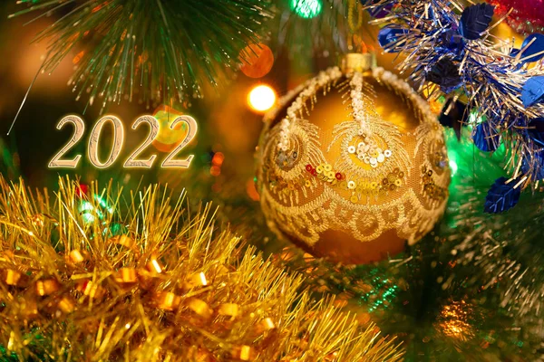 Χρυσή Μπάλα Κρέμεται Στο Χριστουγεννιάτικο Δέντρο — Φωτογραφία Αρχείου