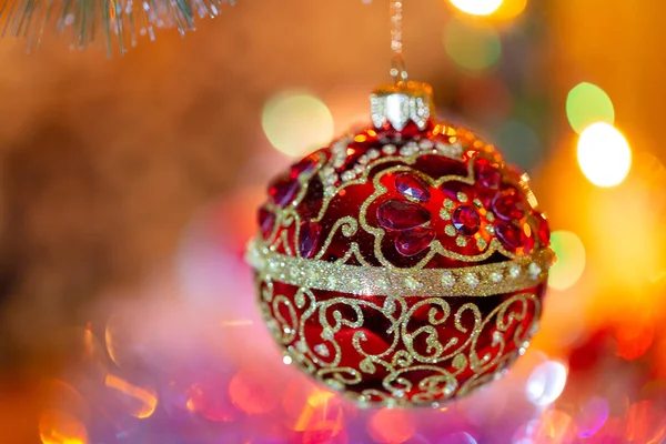 Όμορφη Κόκκινη Μπάλα Στο Χριστουγεννιάτικο Δέντρο — Φωτογραφία Αρχείου