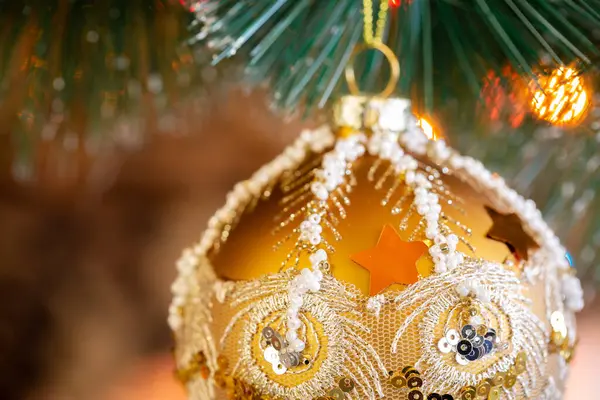 Χρυσή Μπάλα Στο Χριστουγεννιάτικο Δέντρο Από Κοντά — Φωτογραφία Αρχείου