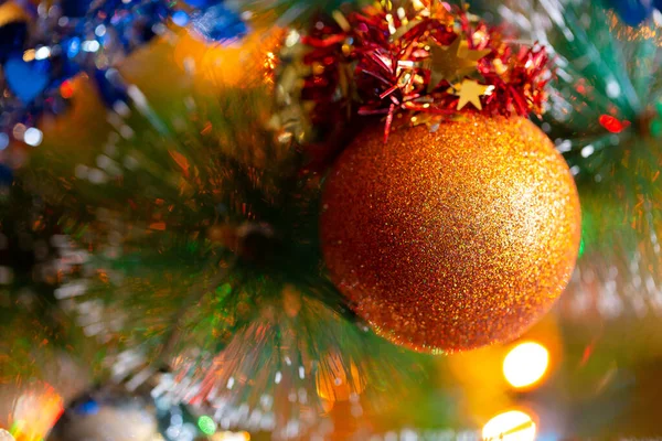 Christbaumschmuck Auf Einem Ast — Stockfoto