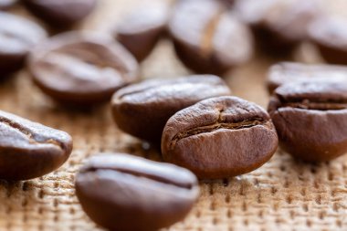 Ahşap bir arka planda kahve çekirdekleri