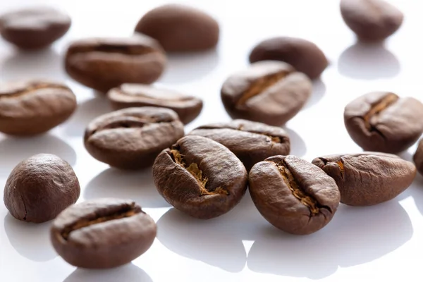 Beyaz arkaplanda kahve çekirdekleri