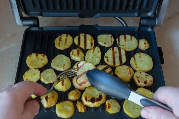 Fried Potatoes Electric Grill — Stock Photo, Image