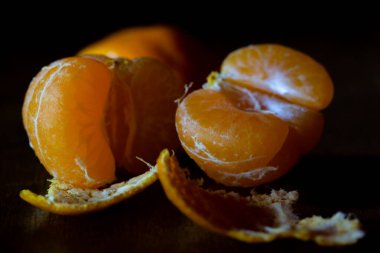Soyulmuş mandalina parçaları.