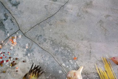 Beton arka planda tuzlu sarımsak