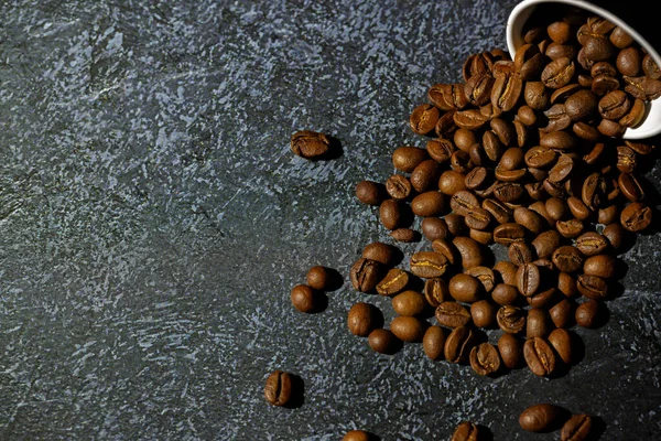 Kahve çekirdekleri fincandan döküldü.