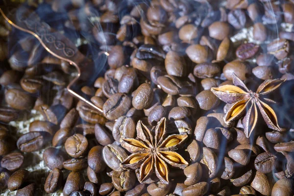 Kahve çekirdekleri anason ve tarçın çubukları
