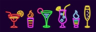 Neon renkli popüler kokteyller hazır. Cam bardakta köpüklü İrlanda kremi ile parlayan B52. Bardakta köpükler olan seçkin bir şampanya. Ananas vektör dilimli parlak pina colada