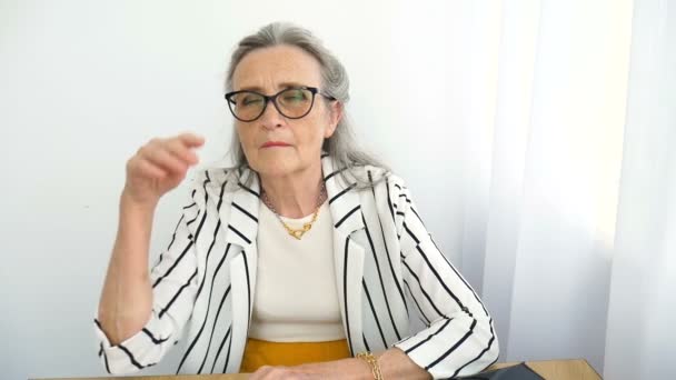 Een close-up portret van boze overstuur senior volwassen zakenvrouw die iemand haar tong op kantoor laat zien. Negatieve emotie, gezichtsuitdrukking, schandaal — Stockvideo