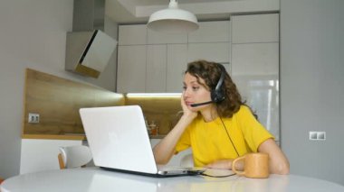 Genç bir kadın bilgisayarını kullanarak online toplantı yapıyor. Evinde, mutfağında dijital tabletli bir iş kadını oturuyor. Hesap yöneticisi, açık havada çalışıyor.