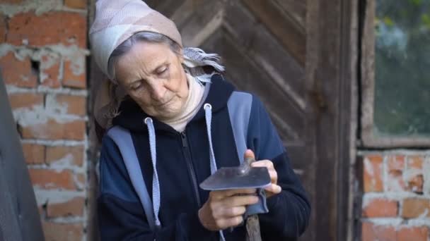 Glad vacker senior kvinna håller metall hacka och göra det rent efter jobbet och ogräsrensning i trädgården, glad pensionering — Stockvideo