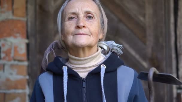Glücklich schöne Seniorin hält Metallhacke und macht es sauber nach der Arbeit und Unkraut jäten im Garten, glücklicher Ruhestand — Stockvideo