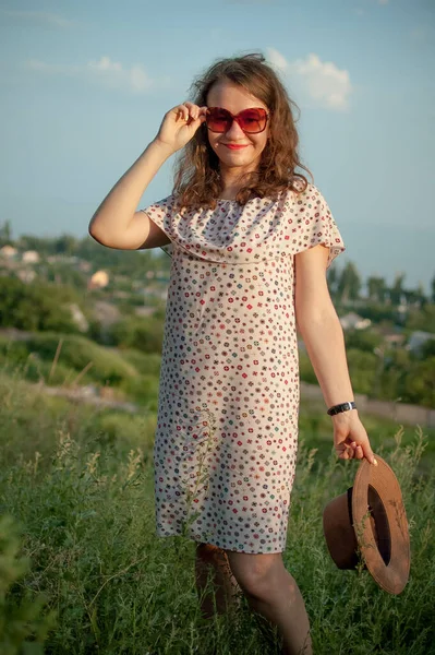 Молода дівчина в одязі чудово проводить час під час відпустки влітку на фоні неба в природі, концепція подорожей — стокове фото