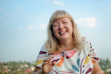 Ayrıca yaz boyunca parkta doğada giyinmiş boyunda genç bir kadın. İnsanların hayatı XI boyutunda, mutlu, güzel, güzel bir kadın. Aşırı kilolu kavramı