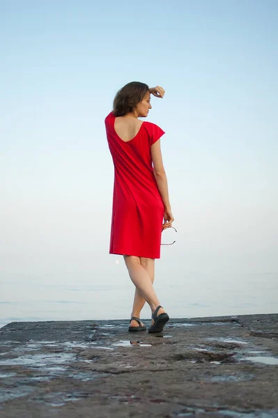 Menina em vestido vermelho no mar e fundo azul, verão, viajar conceitos — Fotografia de Stock