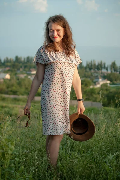 Chica joven en vestido está teniendo un gran momento durante las vacaciones en el verano en el fondo del cielo en la naturaleza, concepto de viaje —  Fotos de Stock