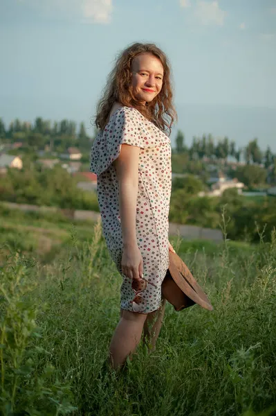 Молода дівчина в одязі чудово проводить час під час відпустки влітку на фоні неба в природі, концепція подорожей — стокове фото