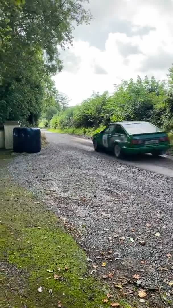 Ιρλανδία, County Cork, Ballynnoe - Σεπτέμβριος, 19, 2021 - Auto αγωνιστικά, αυτοκίνητο ράλι στην πίστα, κάθετη βίντεο — Αρχείο Βίντεο