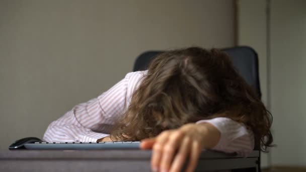 Unavená mladá žena s kudrnatými vlasy a bílou košilí pracuje v kanceláři pomocí notebooku, rutinní práce, na volné noze, syndrom vyhoření — Stock video