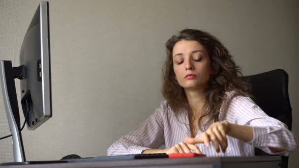 Κουρασμένη νεαρή γυναίκα με σγουρά μαλλιά και λευκό πουκάμισο εργάζεται στο γραφείο και χρησιμοποιώντας το κόκκινο smartphone της, εργασία ρουτίνας, freelance, σύνδρομο εξουθένωσης — Αρχείο Βίντεο