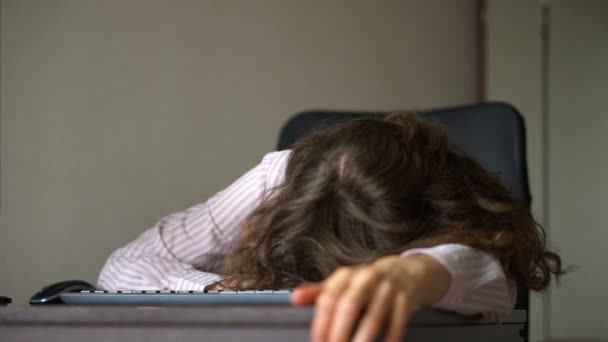 Jovem cansada com cabelo encaracolado e camisa branca está trabalhando no escritório usando seu laptop, trabalho de rotina, freelance, síndrome de burnout — Vídeo de Stock