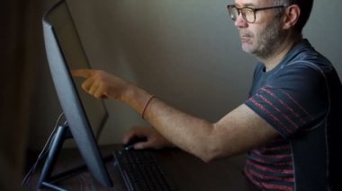Kıdemli adam bilgisayarın önünde çalışıyor, işadamı büyük monitör kullanıyor masada oturuyor, hesap yöneticisi çalışıyor, uzaktan kumanda ediliyor.