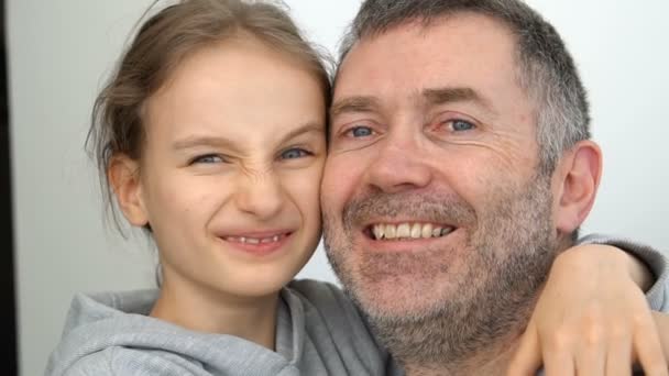 Rodzinny portret starszego ojca i małych blond córek przytulają się w domu i uśmiechnięci, ojcowski dzień świętowania koncepcji — Wideo stockowe