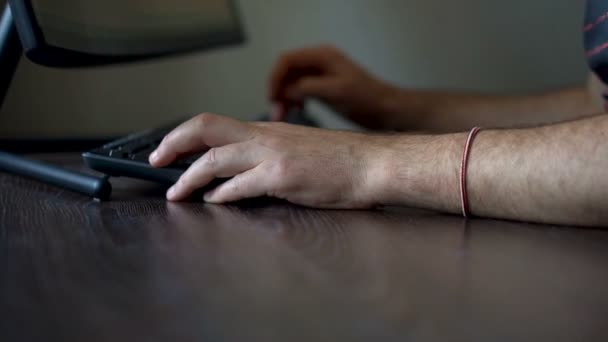 Hombre mayor está escribiendo en el teclado de la computadora, hombre de negocios está utilizando dispositivo digital sentado en la mesa, gerente de cuenta trabajando, trabajo remoto — Vídeos de Stock