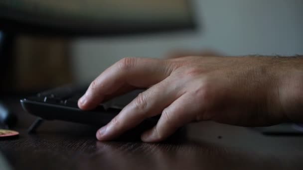 Hombre mayor está escribiendo en el teclado de la computadora, hombre de negocios está utilizando dispositivo digital sentado en la mesa, gerente de cuenta trabajando, trabajo remoto — Vídeos de Stock
